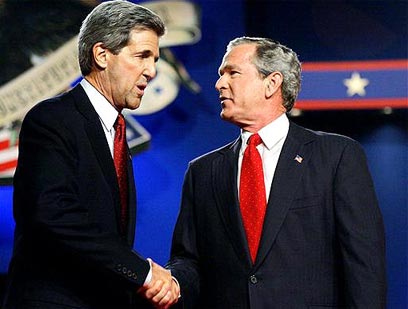 קרי ב-2004 עם ג'ורג' בוש הבן, שלו הפסיד במרוץ לנשיאות (צילום: איי פי)