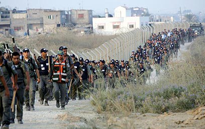 כוחות משטרה זורמים לכפר דרום, אוגוסט 2005 (צילום: איי אף פי)