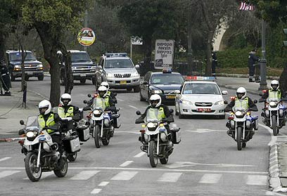 מתחילים בניידת משטרה. השיירה של הנשיא בוש בביקור האחרון (צילום: רויטרס)