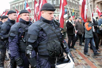 תהלוכת אנשי אס.אס. בריגה. "כמו לחגוג רצח המונים" (צילום: AFP)