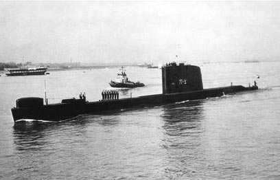 הצוללת דקר לפני צאתה להפלגה מנמל פורטסמות', אוגוסט 1967 (צילום: לע"מ)