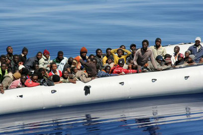 מהגרים עושים דרכם בים לעבר חופי איטליה (צילום: AFP)