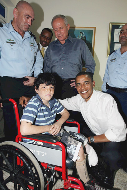 אובמה ביולי 2008 בשדרות, עם אושר טויטו שנפצע מקסאם (צילום: גדי קבלו)