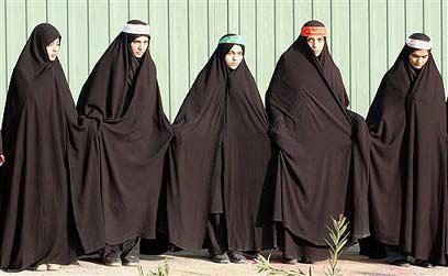 נשים איראניות מכוסות כמעט לגמרי (צילום: איי פי)