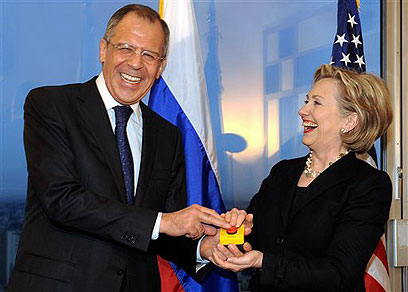Russian FM Lavrov with Clinton (Photo: AP)
