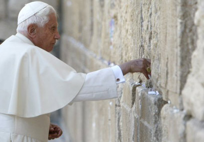 פתק בינלאומי בכותל. האפיפיור בנדיקטוס ה-16 (צילום: AFP)
