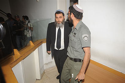 הרב ניר בן-ארצי בבית המשפט (צילום: הרצל יוסף)