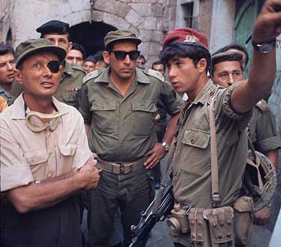 רחבעם זאבי עם משה דיין בסיור בחברון ב-1969 (צילום: דוד רובינגר)