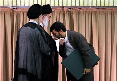 אחמדינג'אד מנשק את ידו של חמינאי, אוגוסט 2005 (צילום: AP)