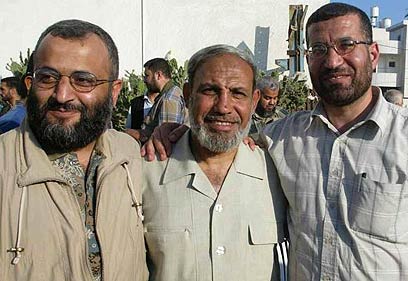 מימין: ג'עברי, א-זהאר וראאד סעד, בכיר בזרוע הצבאית. ידידות אישית עם הגרמני