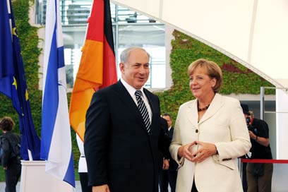 Netanyahu and Merkel. 'Special historical responsibility for Israel's security'