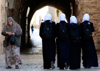 "קשיי אכיפה" במגזר הערבי. הנשים חוששות להתלונן מחשש לפיטורים (צילום: רויטרס)