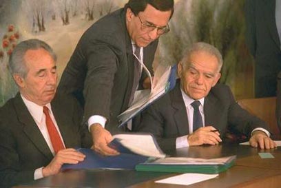 יצחק שמיר ושמעון פרס חותמים על הסכם האחדות ב-1988 (צילום: מגי איילון, לע"מ)