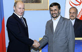 Vladimir Putin (L) with Mahmoud Ahmadinejad (Archive photo: AFP)
