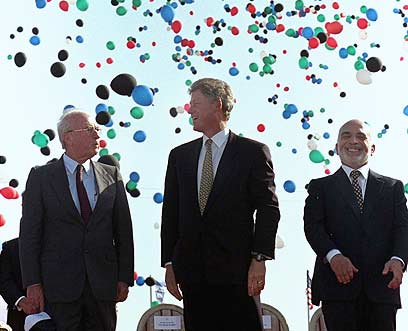 רבין, קלינטון והמלך חוסיין בעת חתימת הסכם השלום עם ירדן (צילום: איי פי)