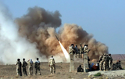 תרגיל איראני בשיגור טילי זילזאל. "איום אדיר" (צילום: EPA)