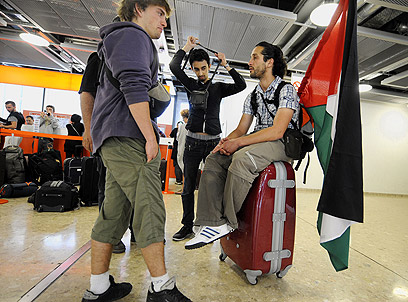 פעילים פרו-פלסטינים בנמל התעופה בז'נווה בשנה שעברה (צילום: AFP)