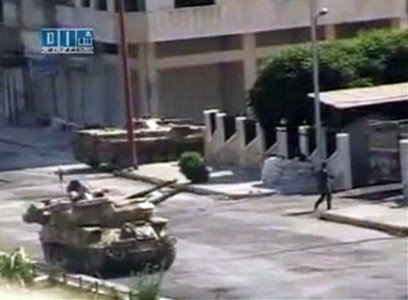 "מימנו את הסרט: ארה"ב וישראל". טנק סורי בעיר חמה (צילום: רויטרס)