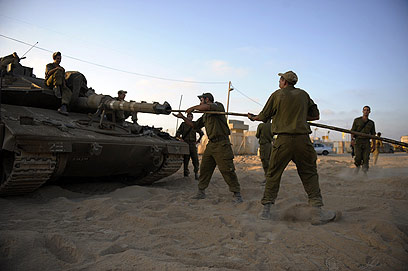 טנקים בדרום. לפני פעולה? (צילום: AFP)