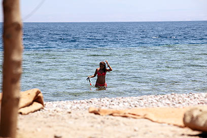 רוחצת בחוף ים בסיני. "הביקיני פוגע בנוער המצרי"  (צילום: צור שיזף)