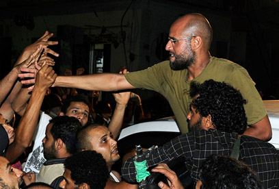 סייף אל-איסלאם קדאפי עם תומכיו באזור טריפולי (צילום: רויטרס)