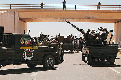 כוחות המורדים בדרך לסירט, עיר הולדתו של קדאפי (צילום: AP)
