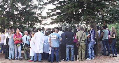 אסיפת המתמחים המתפטרים ליד בית החולים "מאיר" (צילום: עידו ארז)