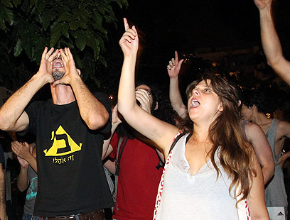 דפני ליף ופעילים אחרים מפגינים הערב מול בית חולדאי (צילום: אלי אלגרט)