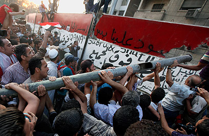 מפגינים מול השגרירות בקהיר (צילום: רויטרס)