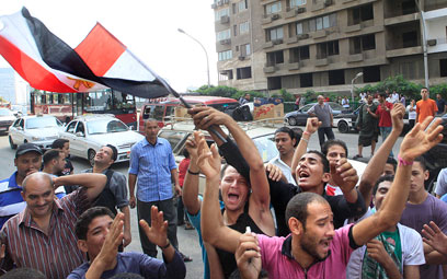 מפגינים ליד שגרירות ישראל בקהיר. "זו חופשה, לא גירוש" (צילום: AP)