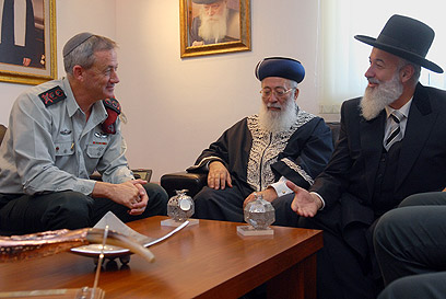 הרמטכ"ל גנץ עם הרבנים הראשיים עמאר ומצגר (צילום: דובר צה"ל)