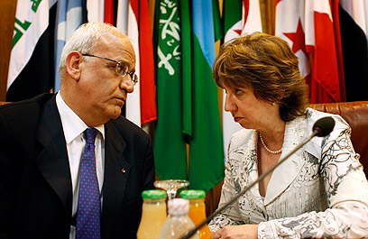 EU's Ashton with Saeb Erekat (Photo: AP)