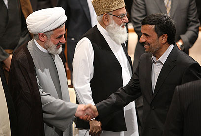 עם אחמדינג'אד בטהרן (צילום: AP)