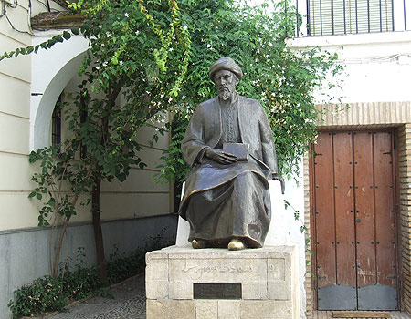 פסל הרמבם בכיכר "טבריה" בקורדובה, ליד בית הכנסת (צילום: יואב גלזנר)