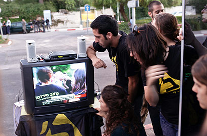 צופים בטרכטנברג במהלך הפגנת סטודנטים בירושלים (צילום: נועם מושקוביץ)