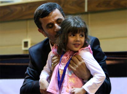 "כל אחד ישוב לביתו". אחמדינג'אד וילדה פלסטינית (צילום: AP)