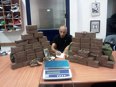 רב-פקד יוסי גרשון עם הסמים שנתפסו (צילום: באדיבות משטרת ישראל)
