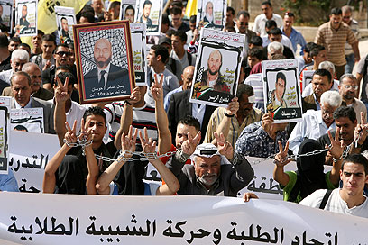 מפגינים בבית לחם למען שחרור האסירים. "החלטה בלתי סבירה" (צילום: EPA)