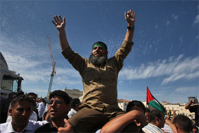 חגיגות שחרור אסירי עסקת שליט ברמאללה (צילום: AFP)