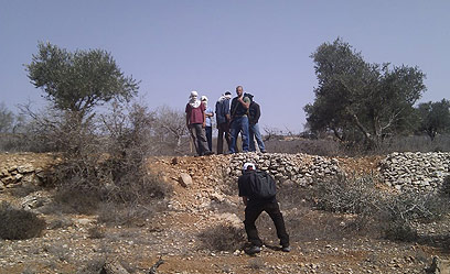 רעולי פנים בשטח המריבה, סמוך לכפר ג'אלוד (צילום: ארז קריספין, לוחמים לשלום)