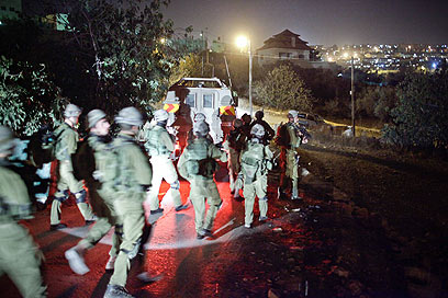 חיילים נכנסים לכפר בית איכסא במצוד אחר הדוקר (צילום: נועם מושקוביץ)