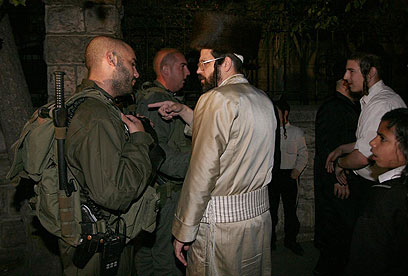 חרדים ושוטרים, הערב בירושלים (צילום: גיל יוחנן)