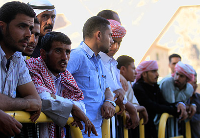ממתינים לאסירים המשוחררים בצד המצרי של מעבר טאבה (צילום: AP)