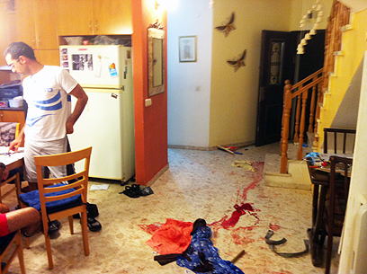 דם על הרצפה בבית הפצוע בגן יבנה (צילום: אבי רוקח)