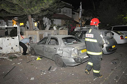 נזק רב נגרם גם למכוניות בגן-יבנה (צילום: אבי רוקח)