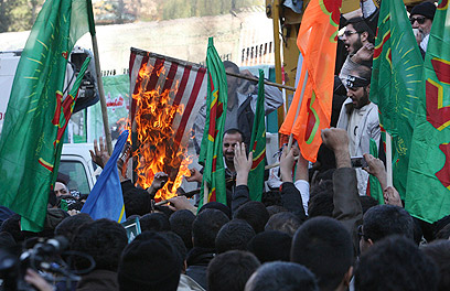דגלים הוצתו, והמפגינים קראו "מוות לישראל" (צילום: AP)