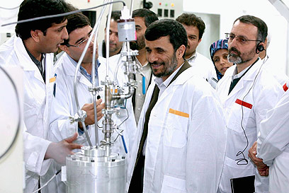גרעין למטרות אזרחיות? אחמדינג'אד במתקן בנתנז (צילום: EPA )