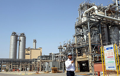 מפעל פטרוכימי בדרום-מערב איראן (ארכיון) (צילום: EPA)