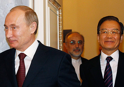 אינטרסים כלכליים. ראש ממשלת סין, וון ג'יאבאו, עם פוטין ושר החוץ האיראני (צילום: רויטרס)