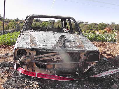 רכב שנשרף בבית אומר (צילום: עיסא סלבי)